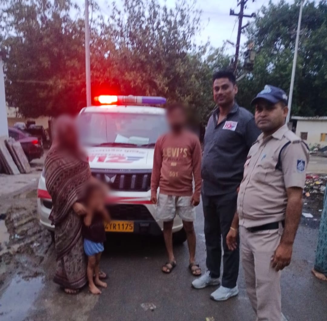 मुरैना के थाना कोतवाली क्षेत्र में परिजन का साथ छूटने से घर की राह भटका 05 वर्षीय बालक, डायल-112 जवानों ने परिजन से मिलाया।